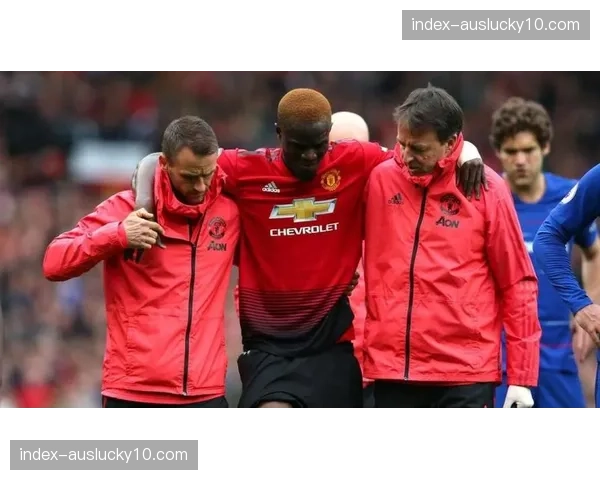 曼联双中卫停赛危机，约罗髋部伤势恢复进度成关键变量